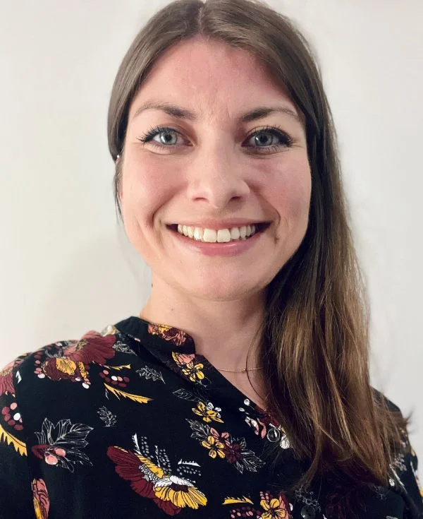 Portret uśmiechniętej kobiety o blond włosach