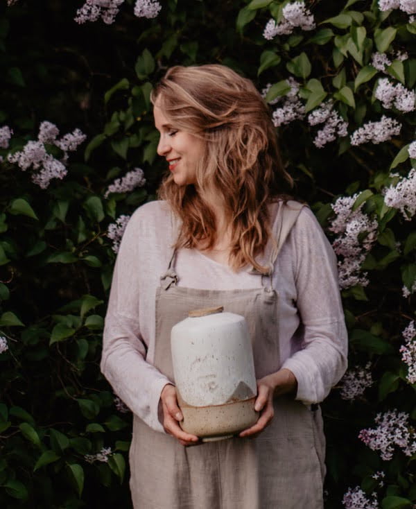 Uśmiechnięta kobieta trzymająca urnę