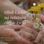 Dłonie młodsze i starsze trzymające kwiaty i kremowe napisy