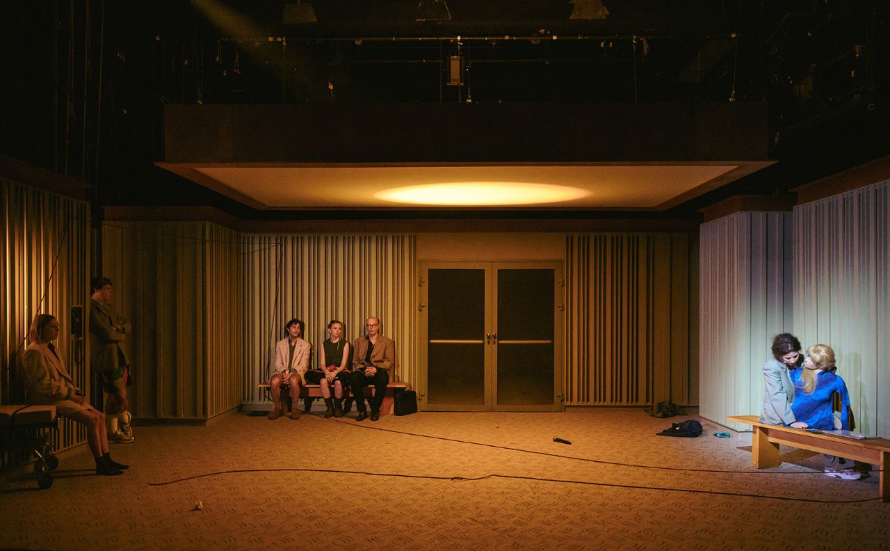 Ciepło oświetlona scena teatru TR Warszawa. Zdjęcie ze spektaklu Orfeusz