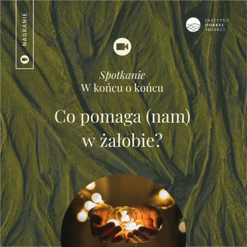 Dłonie trzymające lampki na zielonym tle.