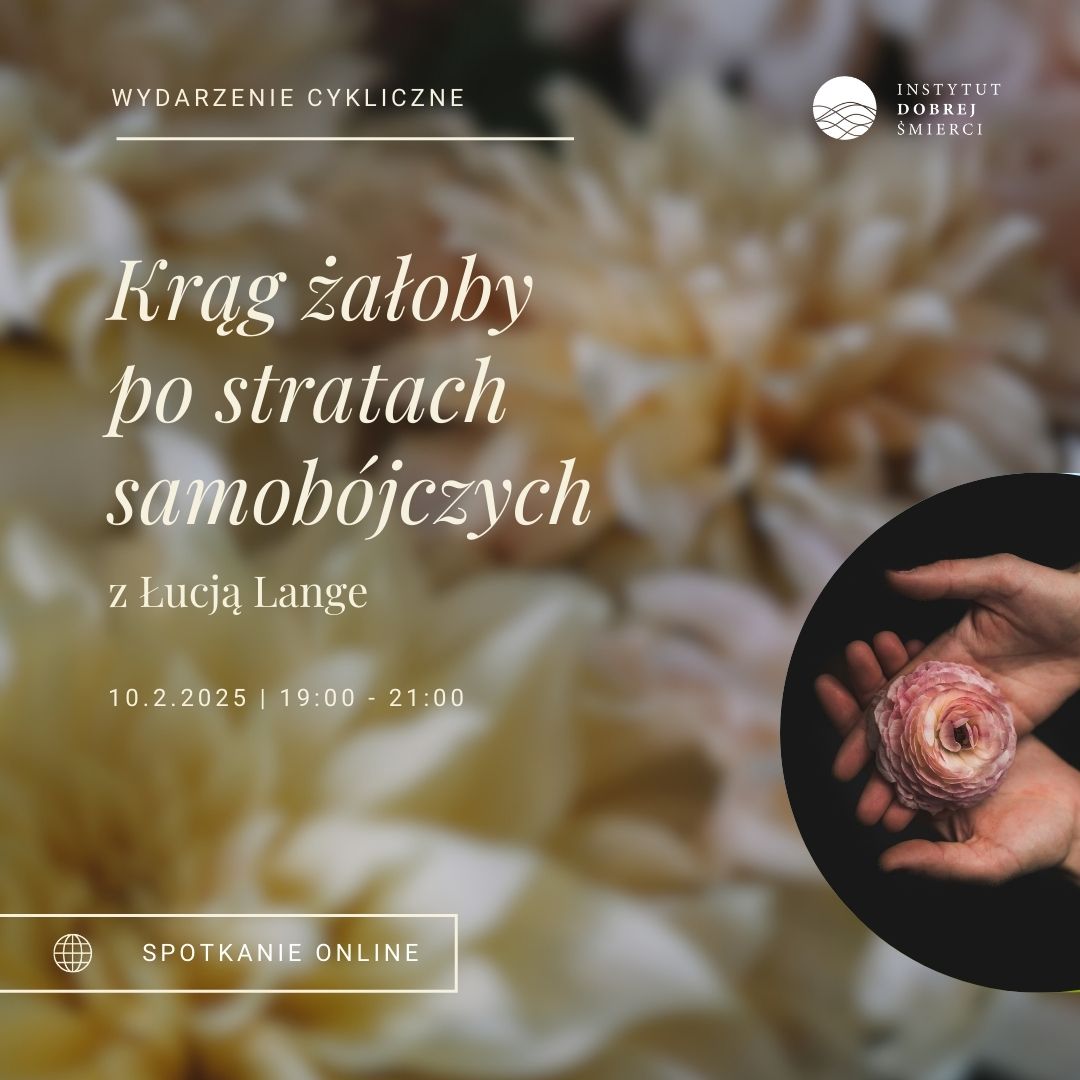 Dłonie trzymające kwiat na tle kwiatów.