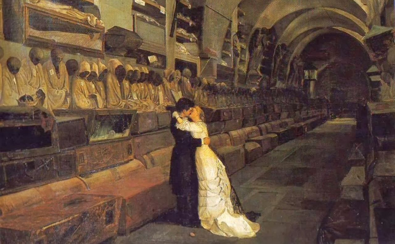 Mężczyzna i kobieta całujący się w sycylijskich katakumbach