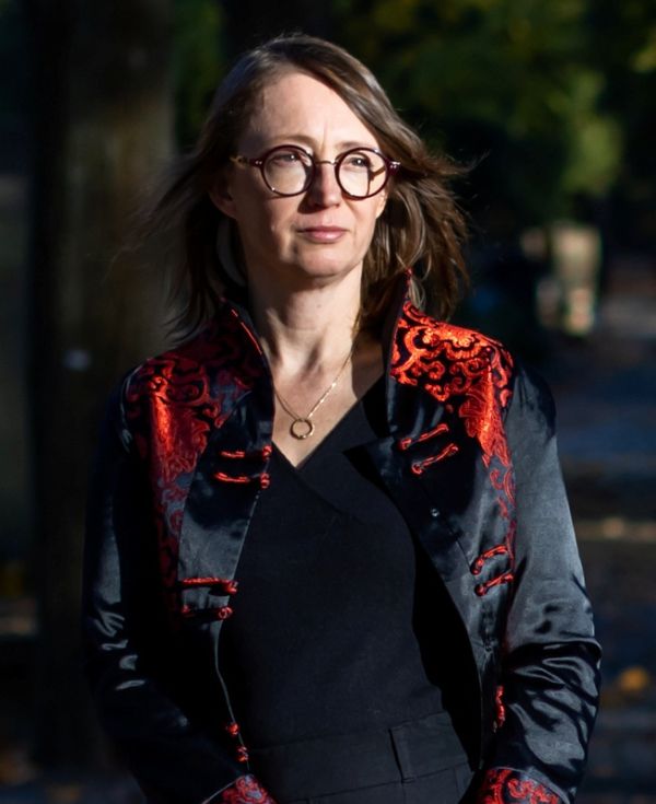 Kobieta w okularach i marynarce