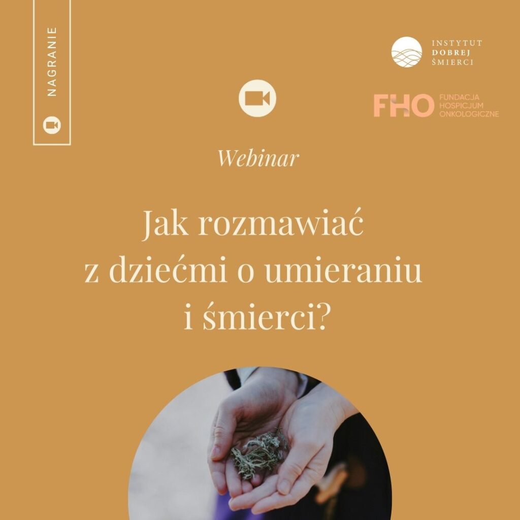 Dłonie dziecka w fioletowym płaszczu trzymające uschniętą roślinę