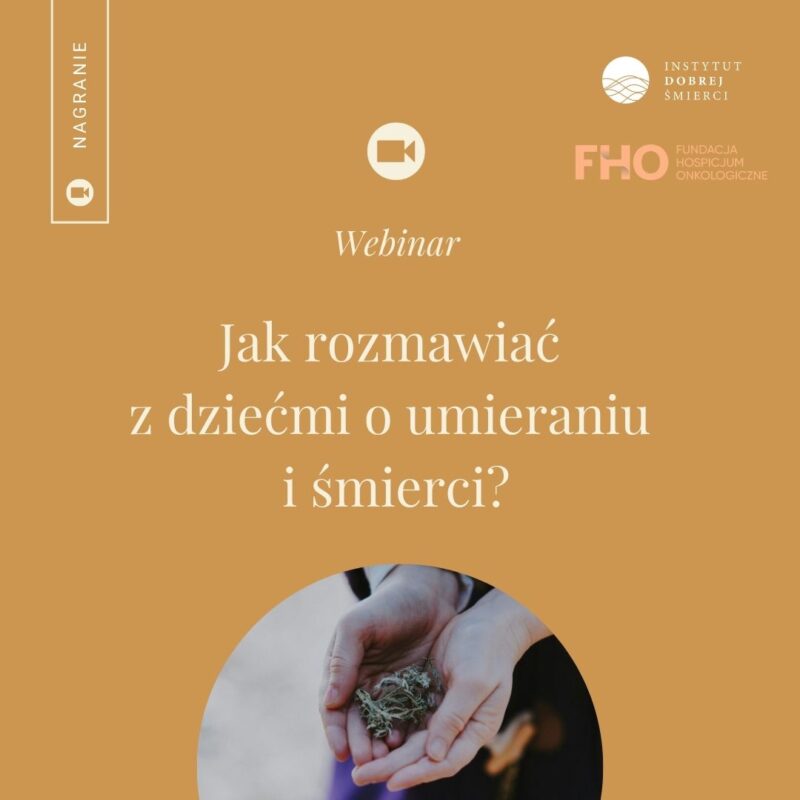 Dłonie dziecka w fioletowym płaszczu trzymające uschniętą roślinę