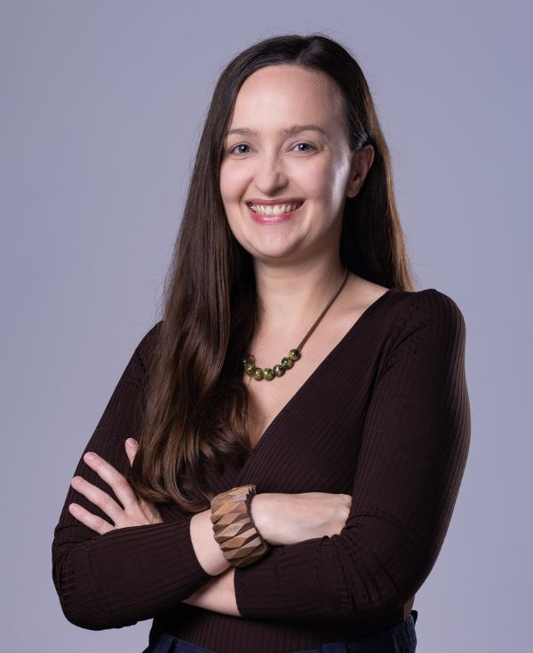 Uśmiechnięta kobieta o długich, brązowych włosach