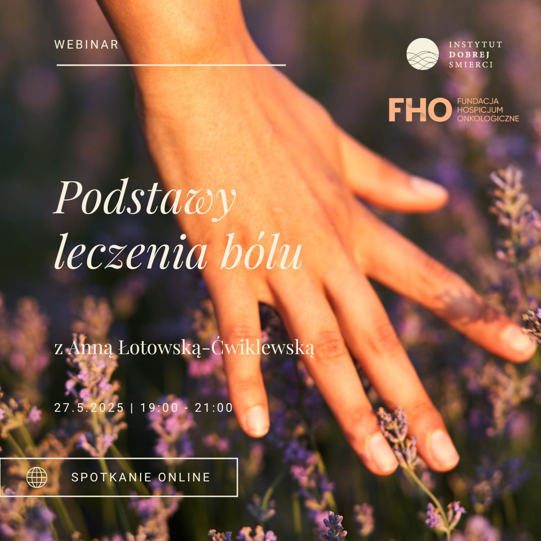 Dłoń dotykająca fioletowe kwiatki