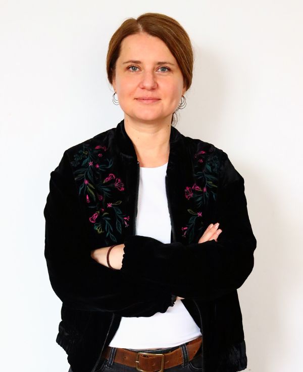 Uśmiechnięta kobieta w czarnej kurtce