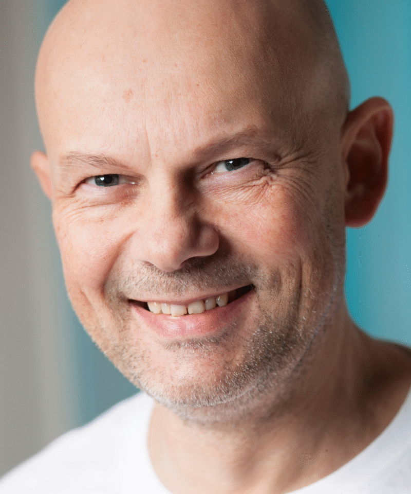 Portret mężczyzny w białej koszulce