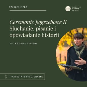 Napis i kobieta w płaszczu z otwartym notatnikiem