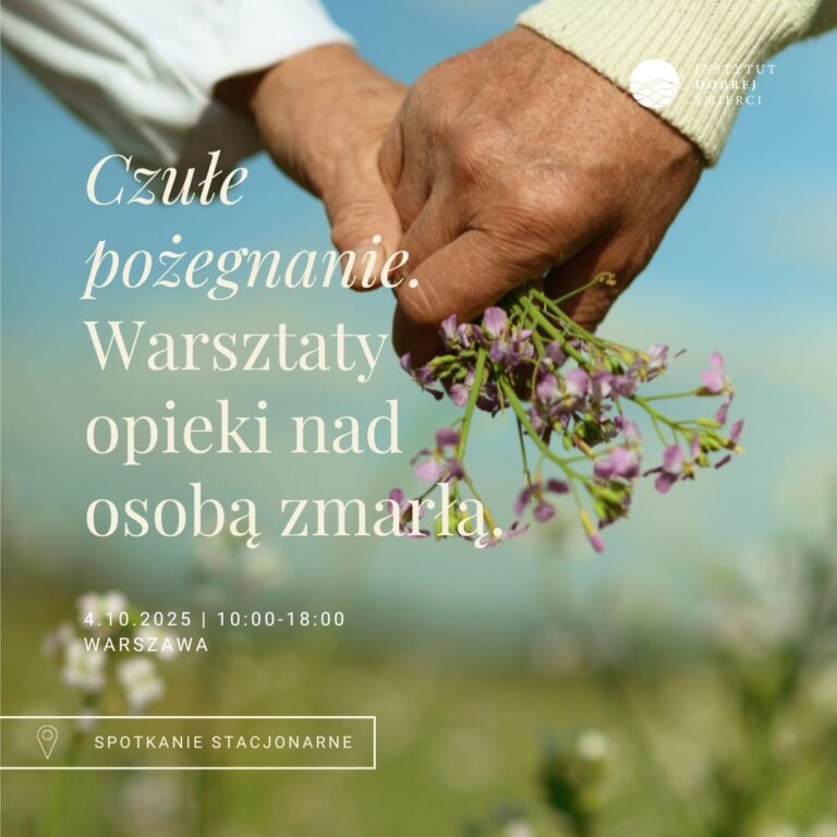 Trzymające się dłonie na tle łąki
