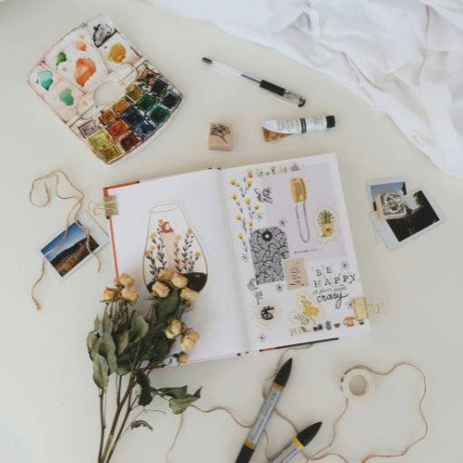 Zeszyt, bukiet kwiatów, farby