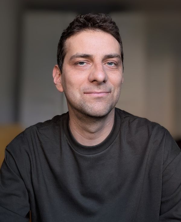 Mężczyzna w czarnym swetrze.