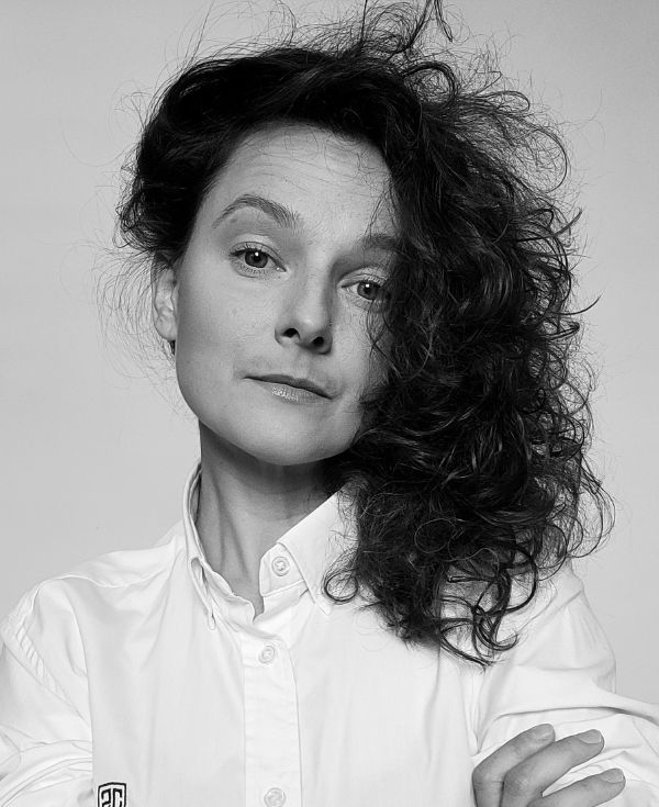 Kobieta w białej koszuli.