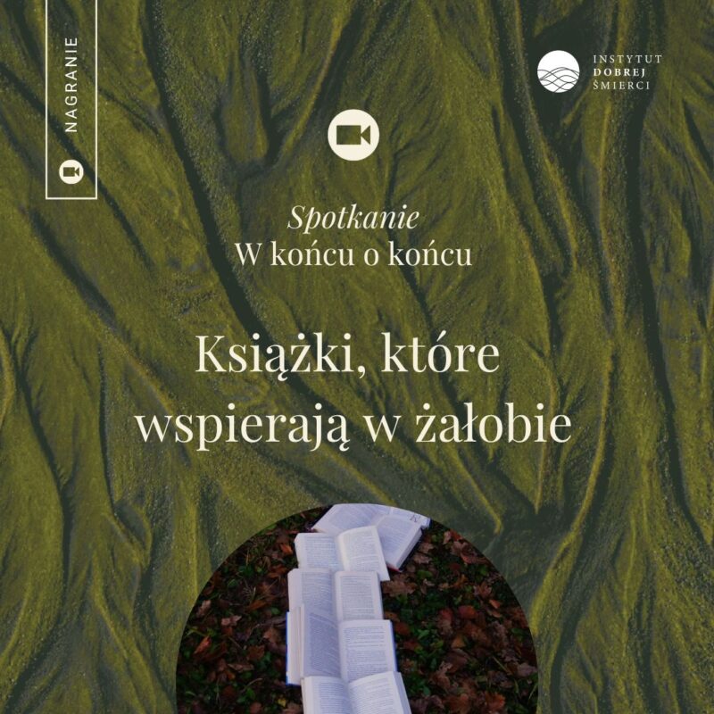 zielone tło i książki rozłożone na liściach