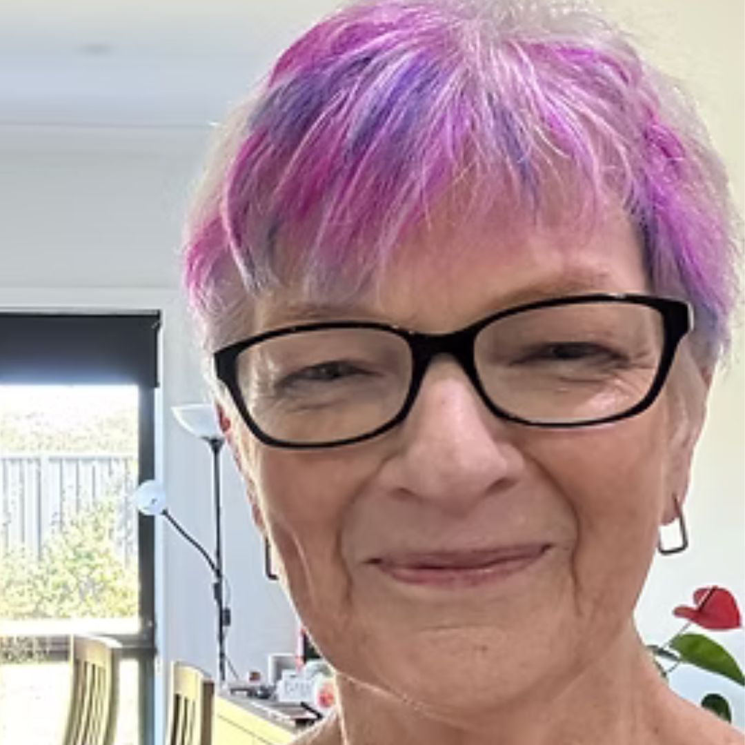 głowa kobiety w różowych włosach