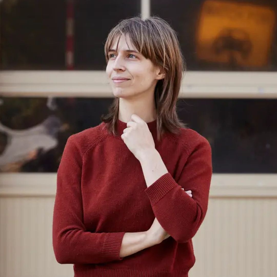 Kobieta w brązowym swetrze