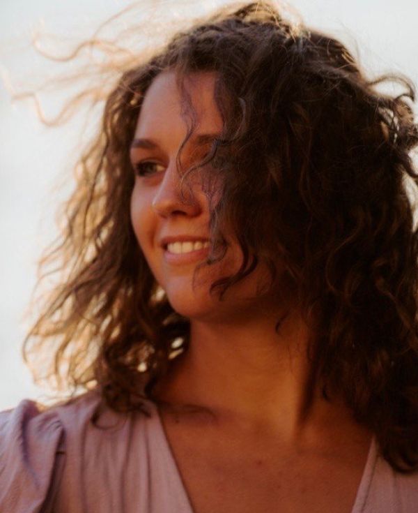 Uśmiechnięta kobieta o ciemnych włosach