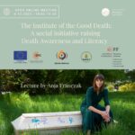 Napisy na zielonym tle, zdjęcie, na którym kobieta siedzi na trumnie