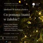 Białe napisy na tle igieł świerku i lampek