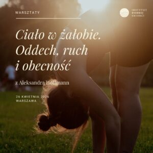 Kobieta w skłonie do kolan i kremowy napis