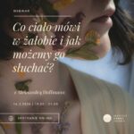 Twarz kobiety z kwiatami i kremowymi napisami