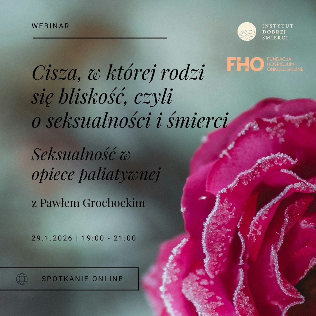 Zamarznięta róża i czarny napis