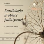 czarne napisy na jasnym tle z uschniętą rośliną