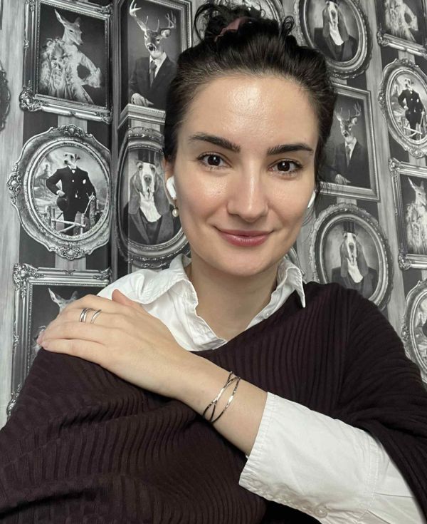 Uśmiechnięta kobieta o ciemnych włosach