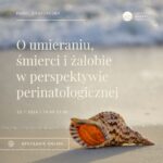 morze, piasek, muszla i kremowe napisy