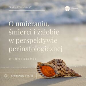 morze, piasek, muszla i kremowe napisy