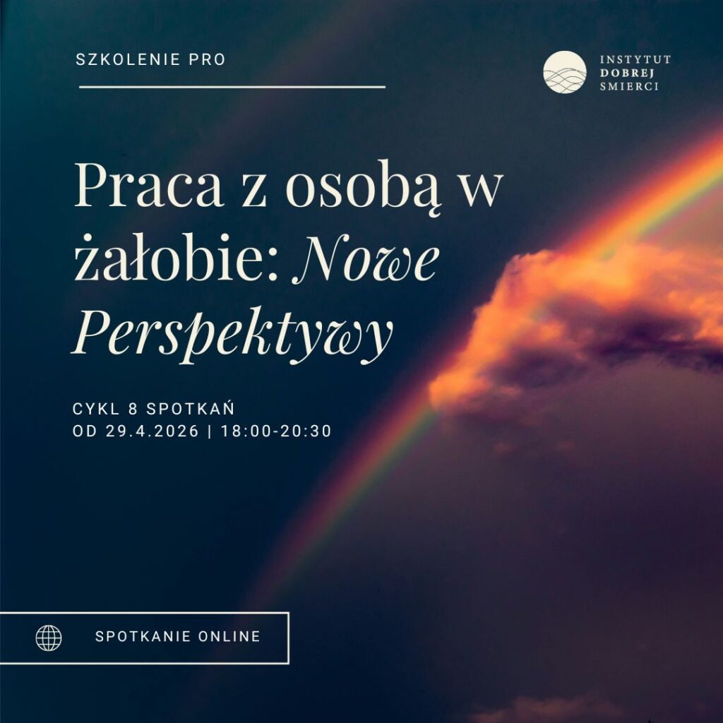 ciemnoniebieskie niebo, tęcza, chmura, biały napis