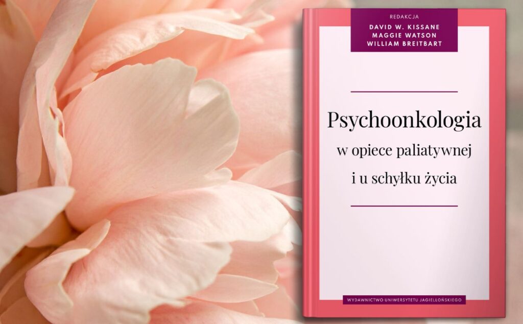 Różowe płatni kwiatu i okładka książki Psychoonkologia w opiece paliatywnej