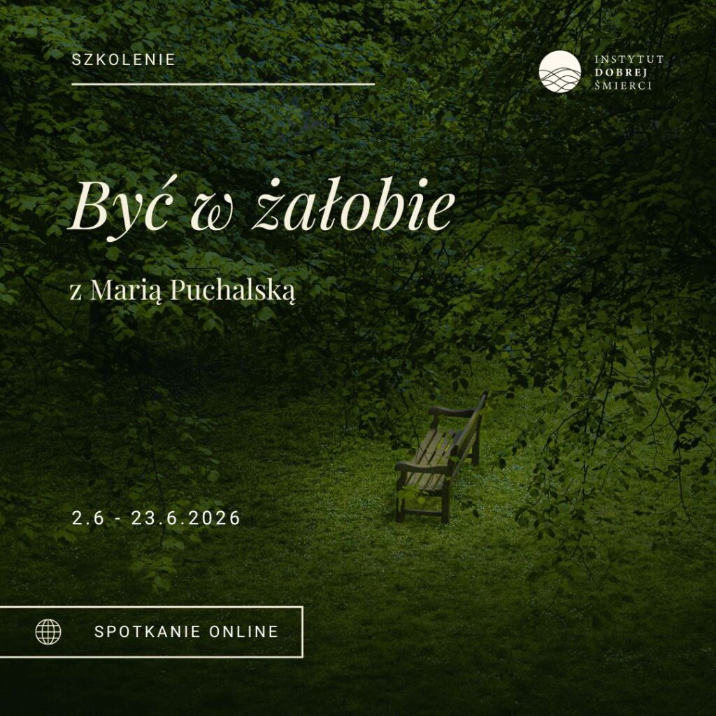 Ławka wśród zielonych drzew, na zielonej trawie z kremowymi napisami