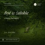 Ławka wśród zielonych drzew, na zielonej trawie z kremowymi napisami