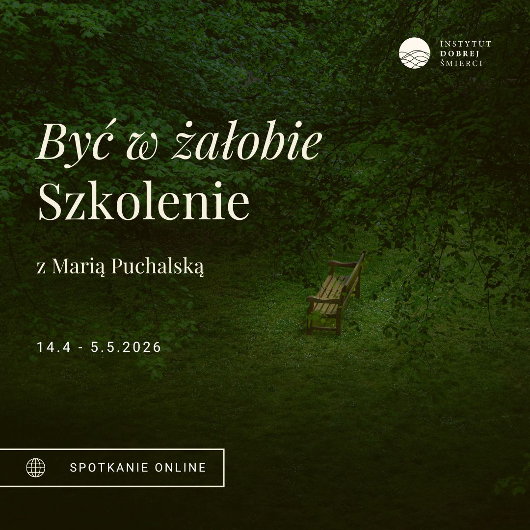 Pusta ławka na zielonej trawie wśród drzew i kremowy napis