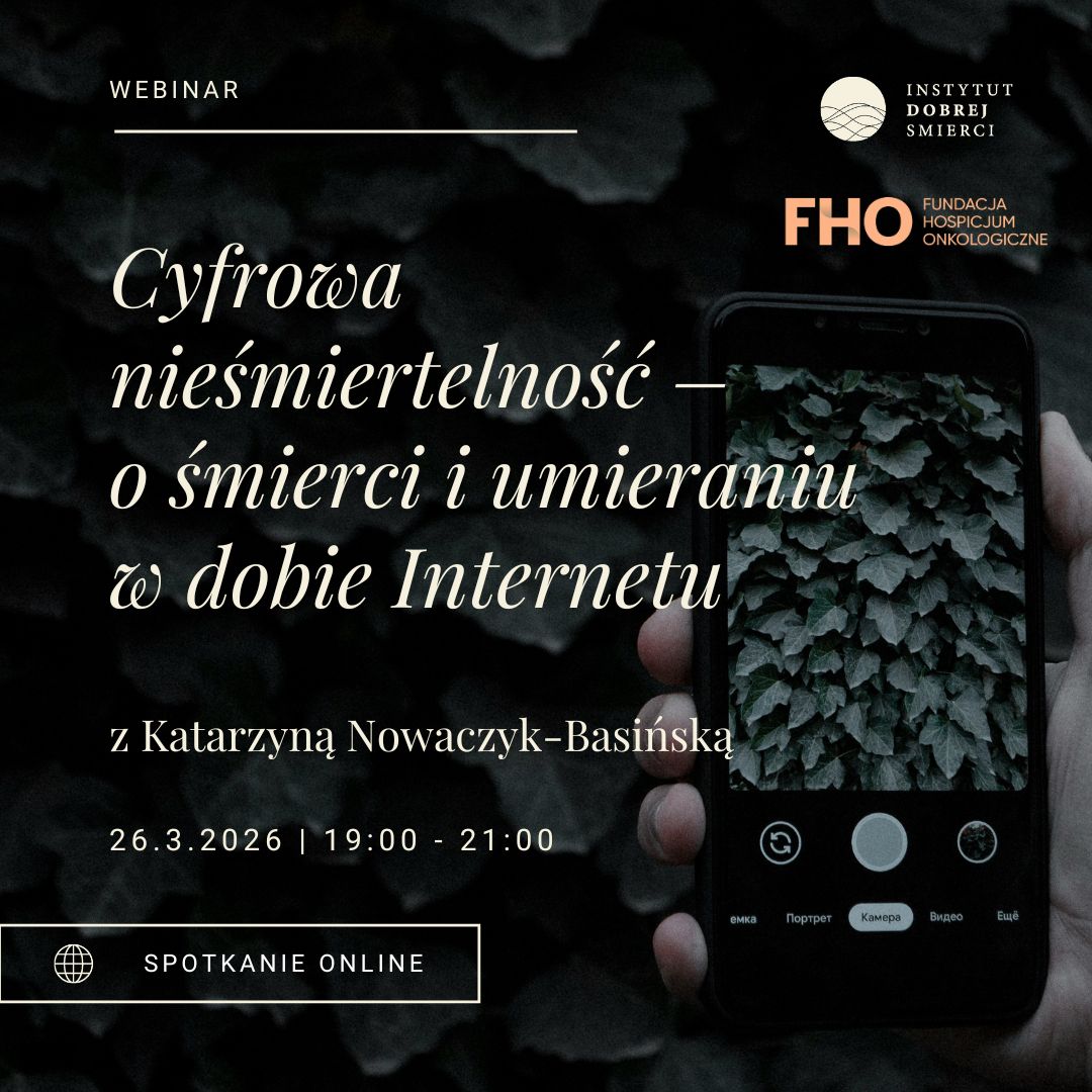 Bluszcz i telefon w dłoni z kremowymi napisami