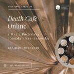 krąg filiżanek na brązowym tle z kremowymi napisami