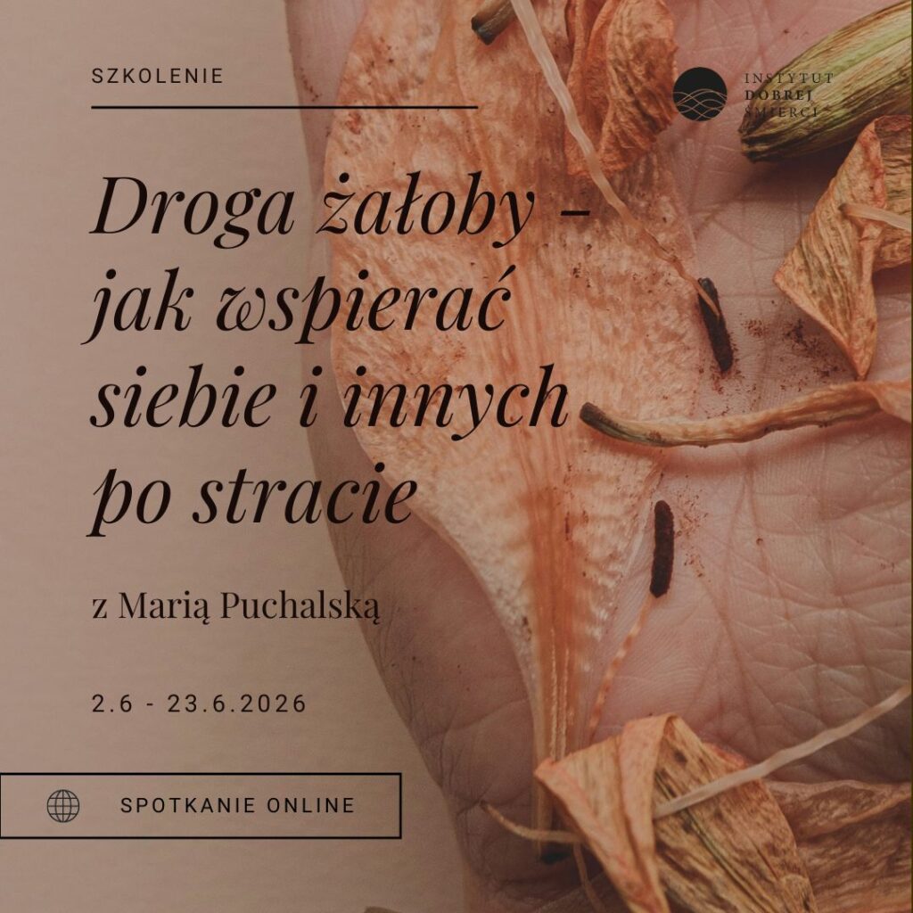 Dłoń, na której leżą płatki kwiatów i czarne napisy