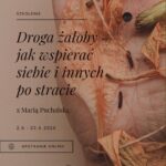 Dłoń, na której leżą płatki kwiatów i czarne napisy