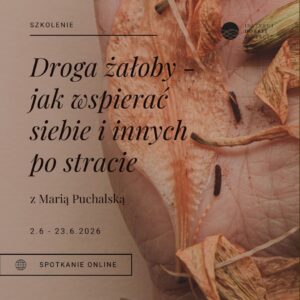 Dłoń, na której leżą płatki kwiatów i czarne napisy