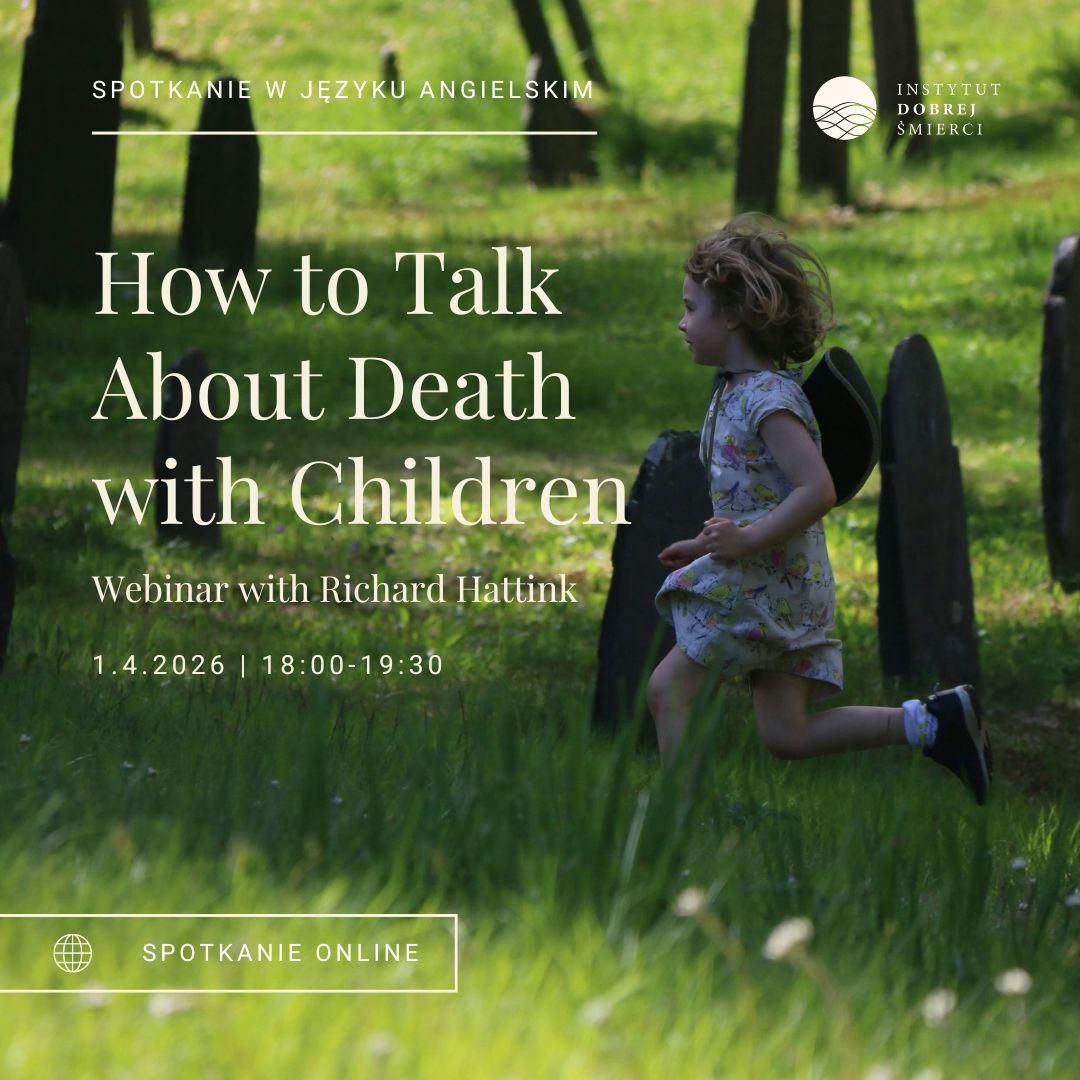 Dziecko biegnące przez stary cmentarz oraz kremowe napisy