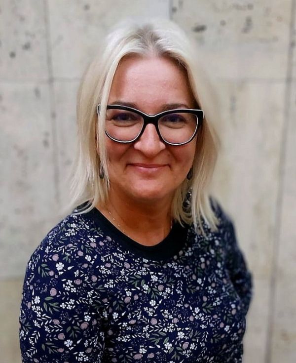 Kobieta o blond włosach w okularach