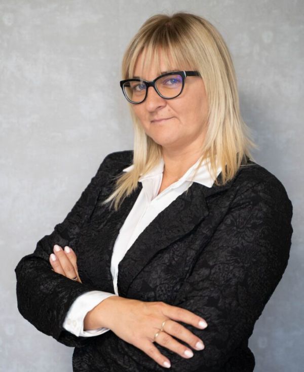Kobieta o blond włosach w okularach