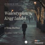 idąca osoba po chodniku ze światełkami na drzewach i kremowym napisem