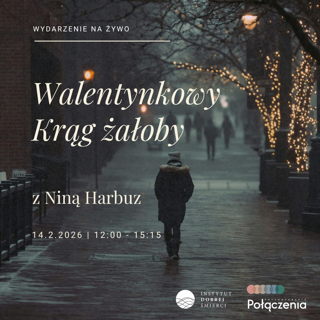 idąca osoba po chodniku ze światełkami na drzewach i kremowym napisem
