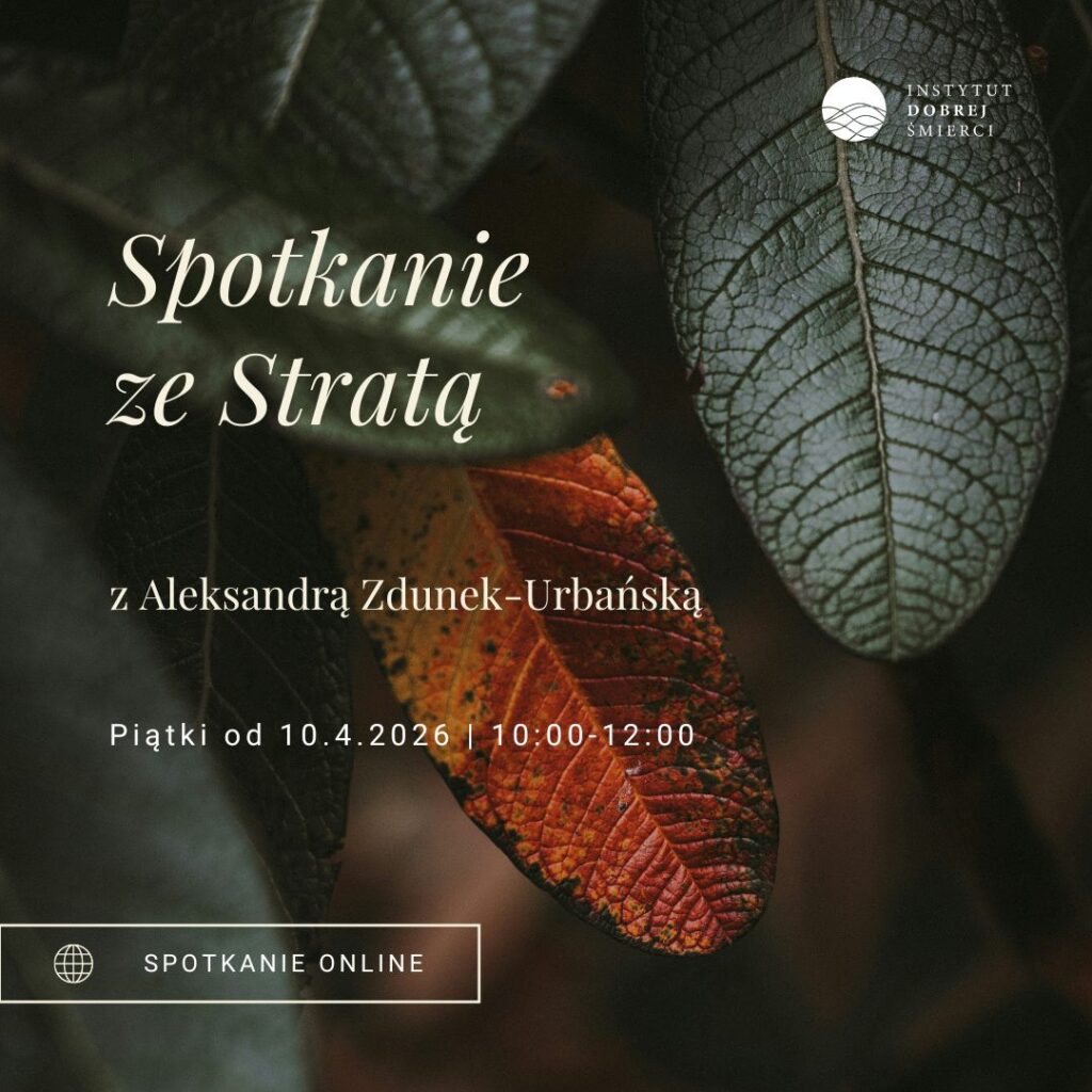 Zielone liście oraz jeden czerwony z kremowymi napisami