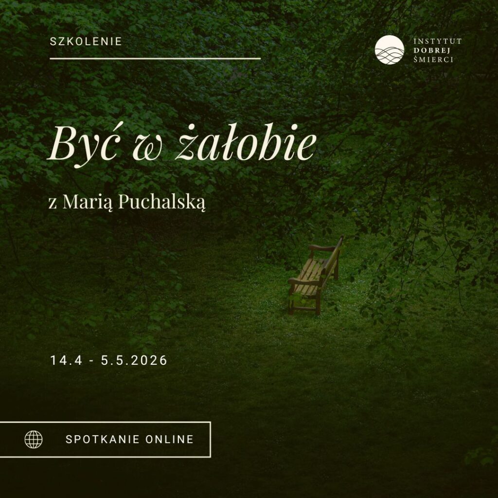 Ławka wśród zielonych drzew, na zielonej trawie z kremowymi napisami