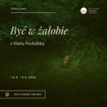 Ławka wśród zielonych drzew, na zielonej trawie z kremowymi napisami